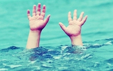Thái Bình: Hai học sinh đuối nước tử vong khi tắm ở đầm ven sông Trà Lý