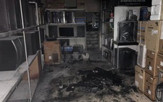 Cảnh sát phá cửa cuốn, cứu người đàn ông bất tỉnh trong đám cháy ở Phú Thọ