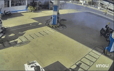 Video: Khoảnh khắc ô tô 'điên' tông loạt xe máy, húc đổ trụ bơm xăng