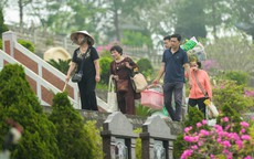 Tranh thủ cuối tuần, người Hà Nội 'tay xách nách mang' đến nghĩa trang làm lễ Thanh minh