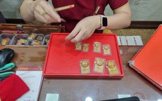 Giá vàng nhẫn tăng sốc, Bảo Tín Minh Châu đã vượt 77 triệu/lượng, người dân 'quay cuồng' mua bán
