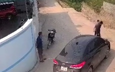 Video nam sinh bị đánh tới tấp sau khi va vào ô tô