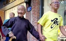 Khoảnh khắc con trai 88 tuổi nắm tay đưa mẹ 111 tuổi đi mua sắm khiến nhiều người xúc động