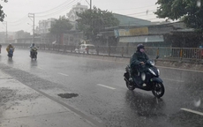 Sấm chớp đùng đùng, TP HCM mưa lớn khắp nơi