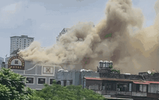Hà Nội: Cháy lớn trên nóc khách sạn Capital Garden, cột khói bốc cao hàng chục mét