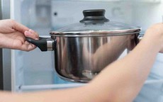 Đồ ăn còn nóng cho vào tủ lạnh có hại không?