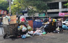 Vì sao rác thải sinh hoạt ở thành phố Hà Nội vẫn nằm ngổn ngang dưới lòng đường?
