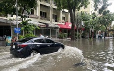 Mưa lớn lại 'nhấn chìm' nhiều tuyến phố ở Hà Nội