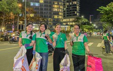 Hàng trăm bạn trẻ nán lại nhặt sạch rác sau đêm khai mạc lễ hội pháo hoa Đà Nẵng