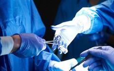 Dùng đơn thuốc của đồng nghiệp chữa đau lưng, người đàn ông xuất huyết tiêu hóa nằm viện cả tháng