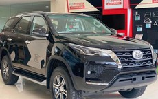 Giá lăn bánh Toyota Fortuner mới nhất đã rẻ còn ưu đãi lớn, Ford Everest và Hyundai Santa Fe dễ thua về doanh số