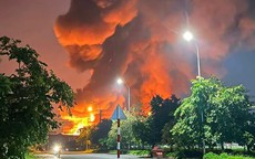 Cháy dữ dội tại công ty nội thất đồ gỗ ở Đồng Nai