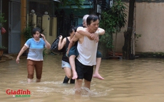 Hà Nội: Nước sông Hồng lên nhanh, người dân hối hả 'chạy lũ'