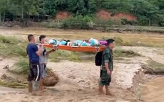 Video: Xúc động hình ảnh băng rừng, vượt lũ khiêng nạn nhân trong vụ sạt lở đất đi cấp cứu