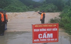 Mưa lớn dồn dập, nước lũ nhấn chìm nhiều cầu tràn ở huyện miền núi Nghệ An