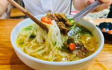 Quán phở bò sốt vang hơn 20 năm ở Hà Nội, ngày bán 400 bát