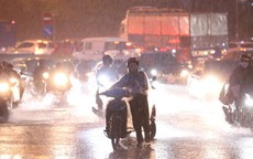 Mưa xối xả, sấm chớp dữ dội, người Hà Nội 'đánh vật' giữa biển nước mênh mông để về nhà giờ tan tầm