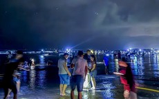 Cả làng rủ nhau mang bao tải, soi đèn săn ‘lộc biển’ ở Ninh Bình sau bão số 10