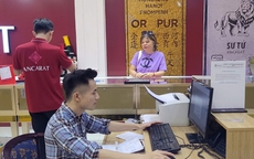 Nhiều thương hiệu bạc đồng loạt ngừng nhận đơn đặt hàng, quầy giao dịch vắng vẻ lạ thường