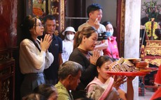 Lễ hội đền Trần ở Ninh Bình thu hút người dân đến dâng lễ cầu may