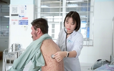 Người đàn ông 43 tuổi bị dị ứng nặng, nhập viện gấp do mắc sai lầm này khi dùng thuốc