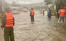 Mưa lớn, nhiều nơi ở TP Huế chìm trong biển nước