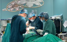 Cứu người đàn ông bị nhiễm trùng nặng do nhiễm vi khuẩn đa kháng sau phẫu thuật