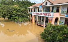 Trường học ở Nghệ An hoang tàn sau bão, thầy cô bơi thuyền đến trường