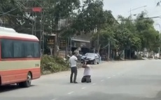 Tài xế xe buýt bị hành khách lôi xuống đường, bắt quỳ đánh bằng thắt lưng