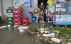 Mưa lớn, triều cường dâng, người dân ven biển Huế vật lộn giữa biển nước và rác thải