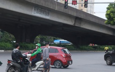 Phạt nặng, lắp camera AI nhưng vẫn còn nhiều người vi phạm giao thông trên đường phố Hà Nội