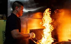 Quán phở đêm đông kín khách ở phố cổ Hà Nội