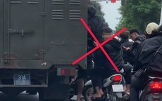 Xử phạt nhóm thanh niên 'đầu trần', đu bám theo xe chở phạm nhân ở Hà Nội
