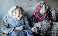 Bí ẩn ngôi làng kỳ lạ 30 người sống cùng hàng trăm con búp bê "rợn người"