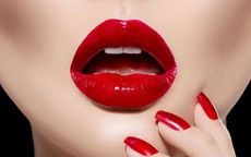 Cử chỉ của đôi môi tiết lộ nhiều về nàng