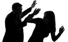 Bị chồng đánh sau khi có 'người thứ ba': Không được đưa con đi, tôi đứng giữa nỗi đau và bế tắc