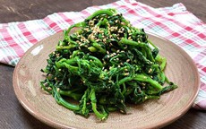 Loại rau được thế giới tôn vinh, có khả năng hỗ trợ phòng ung thư, bán giá rẻ như cho ở chợ Việt, chế biến thành nhiều món ngon