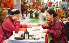 Du khách thích thú với trải nghiệm xin chữ, tự viết thư pháp tại Hội chợ Mùa Thu 2025