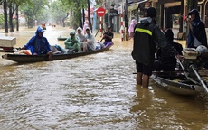 Lũ trên các sông ở Huế lên trở lại, chấn chỉnh tình trạng 'chặt chém' dịch vụ cứu hộ