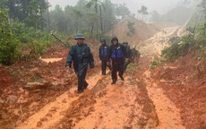 Lũ dữ trong đêm cuốn phăng 11 ngôi nhà ở vùng cao Đà Nẵng