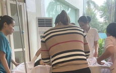 Huế: Điều dưỡng bệnh viện và người đi đường kịp thời giúp sản phụ 'vượt can' giữa mưa lũ