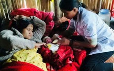 Giữa mưa lũ sạt lở, 2 y sĩ băng rừng 5km cứu mẹ con sản phụ ở vùng cao