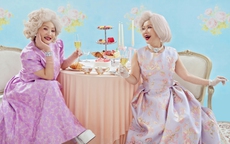 Không thể tin nổi, ở tuổi trung niên, Hồng Đào - Việt Hương 'lột xác' thành fashionista sang chảnh
