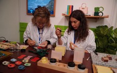 Du khách thích thú chiêm ngưỡng quy trình chế tác thời trang cao cấp tại triển lãm Giao điểm tinh hoa