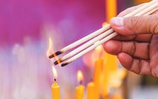 Nên thắp bao nhiêu nén hương trên ban thờ Thần tài - Thổ địa, lý do hết sức cẩn trọng khi thắp 7 và 9 nén hương
