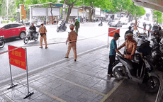Hà Nội: Giấu 'hàng trắng' trong túi quần, nam thanh niên 'đứng hình' khi gặp CSGT