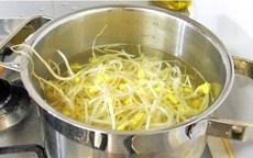 Loại rau rẻ tiền bán đầy chợ, người Việt nên ăn để ngừa viêm họng, giảm ho khi trời lạnh