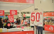 Hội chợ Mùa Thu lần thứ Nhất – 2025: Hàng thời trang giảm giá 'la liệt', người tiêu dùng săn deal 'hời'