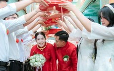 Cặp đôi nhà sát vách kết hôn sau 11 năm yêu, dựng chung rạp cưới, thuê chung MC