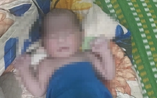 Bé trai sơ sinh còn nguyên dây rốn bị bỏ rơi trong túi bóng bên vệ đường